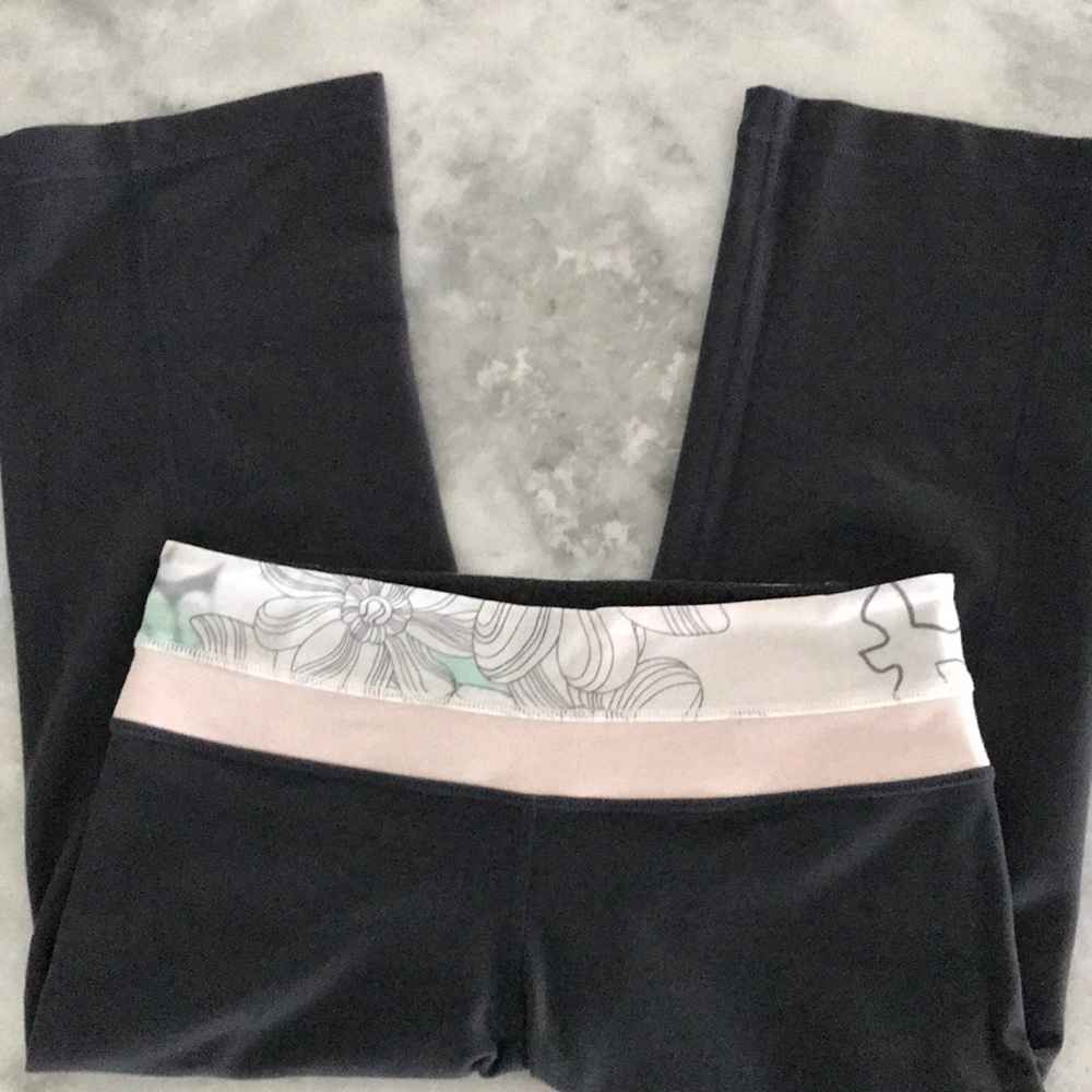 Lululemon Reversible Groove Crops/Yoga Crops Grey Size 6 EUC